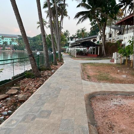 Jaladarshini Lakeside Gardens Bed and Breakfast Kollam Exteriör bild
