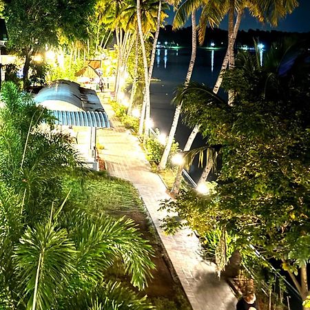 Jaladarshini Lakeside Gardens Bed and Breakfast Kollam Exteriör bild