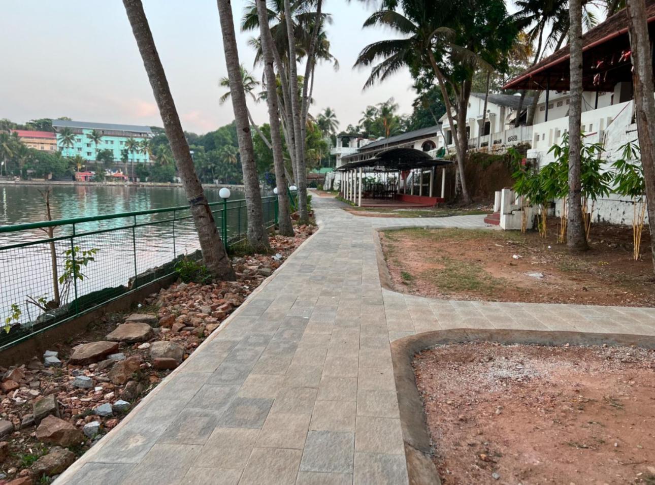 Jaladarshini Lakeside Gardens Bed and Breakfast Kollam Exteriör bild